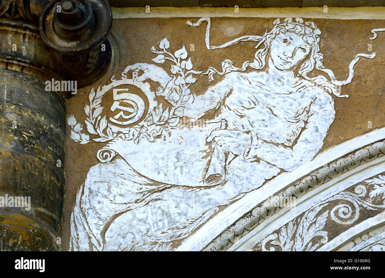 Praga, Repubblica Ceca. Sgraffito facciata della palla giochi corte (Micovna) nei Giardini Reali (Kralovska zahrada). La Propaganda Foto Stock