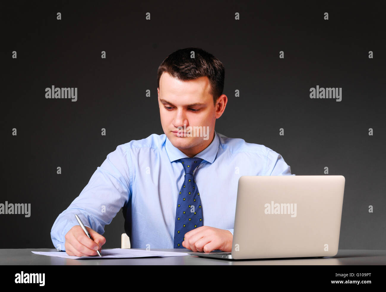 Uomo d affari con computer portatile Foto Stock