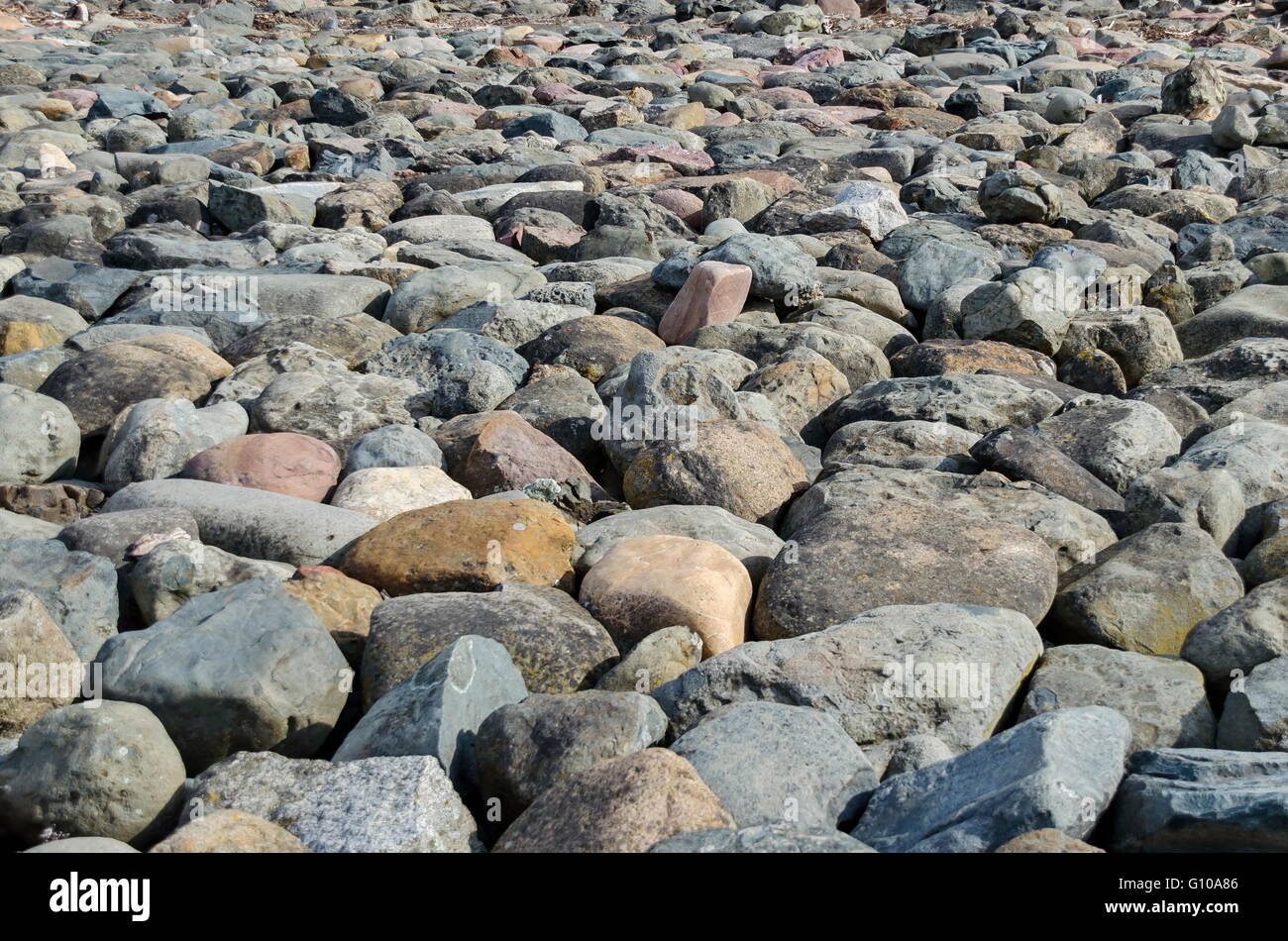 Sullo sfondo di rocce, piastrelle senza traccia di una valanga di erosione costiera, Pancharevo, Bulgaria Foto Stock