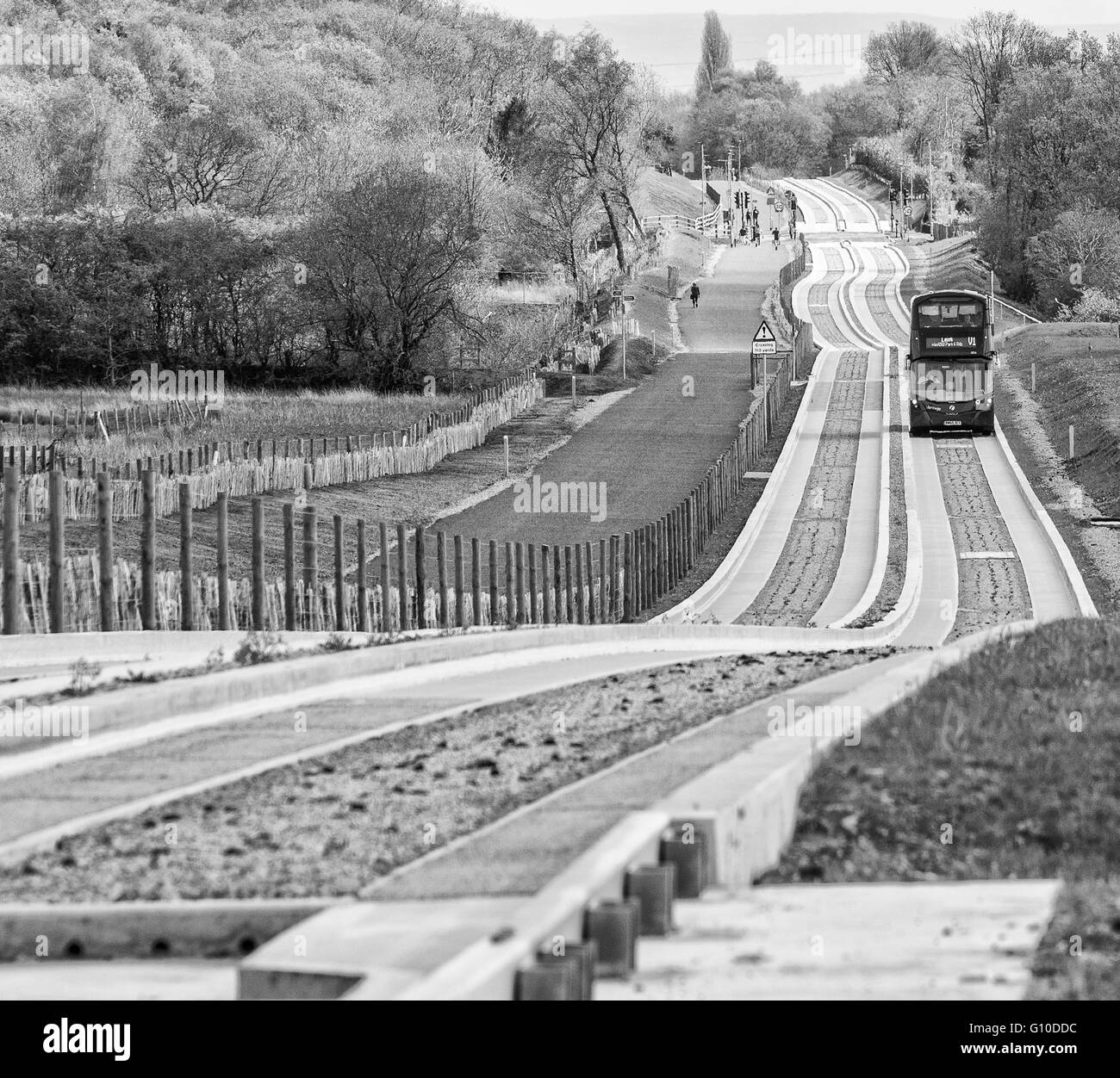 Double Decker bus avvicinamento sul calcestruzzo nuovo guidato blindosbarra Foto Stock