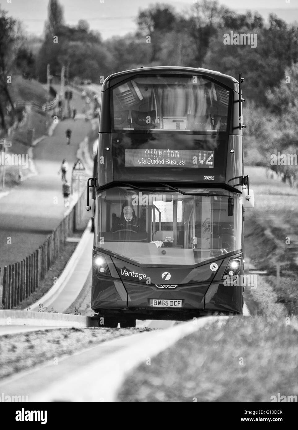 Avvicinando bus sul nuovo guidato dedicato blindosbarra Foto Stock