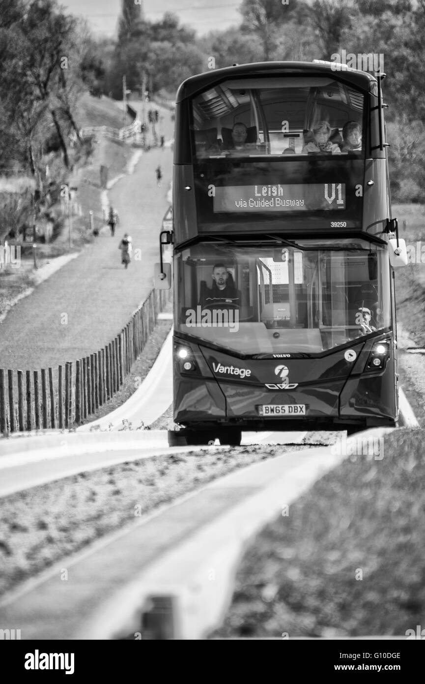 Avvicinando bus sul nuovo guidato dedicato blindosbarra Foto Stock