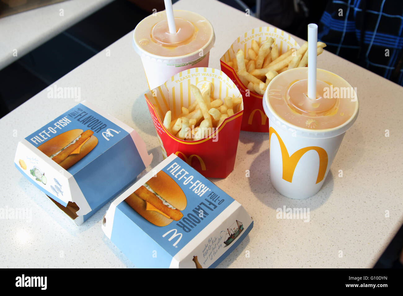McDonald's patatine fritte e Filet-o-hamburger di pesce e bevande Foto Stock