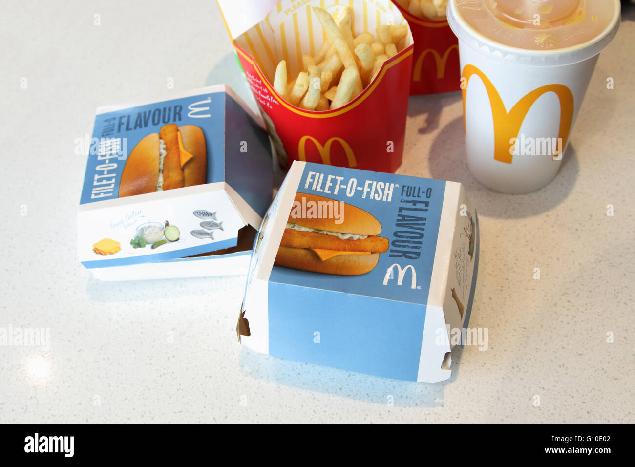 McDonald's patatine fritte e Filet-o-hamburger di pesce e una bevanda Foto Stock