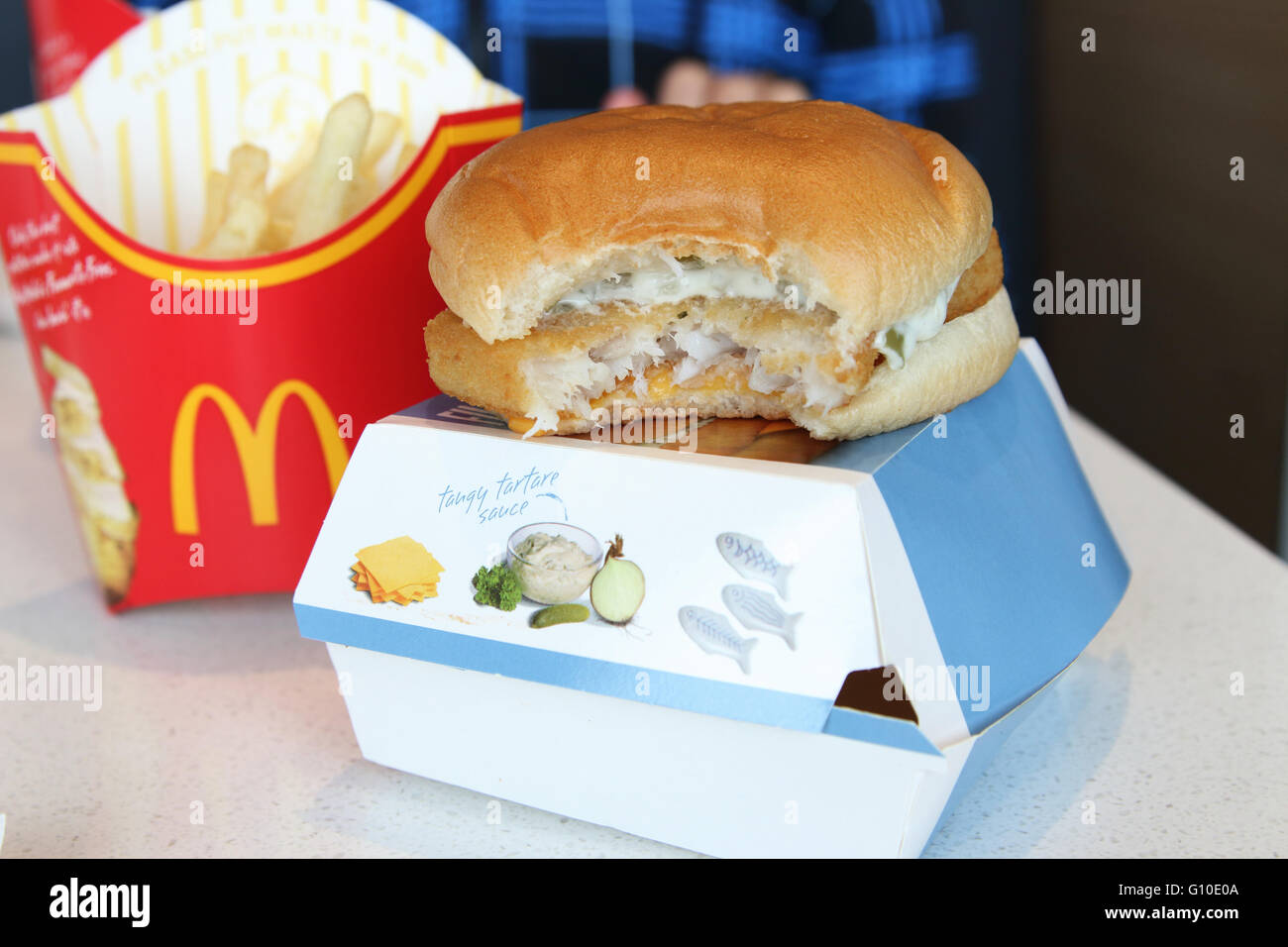 McDonald's patatine fritte e Filet-o-hamburger di pesce con un morso mancante Foto Stock