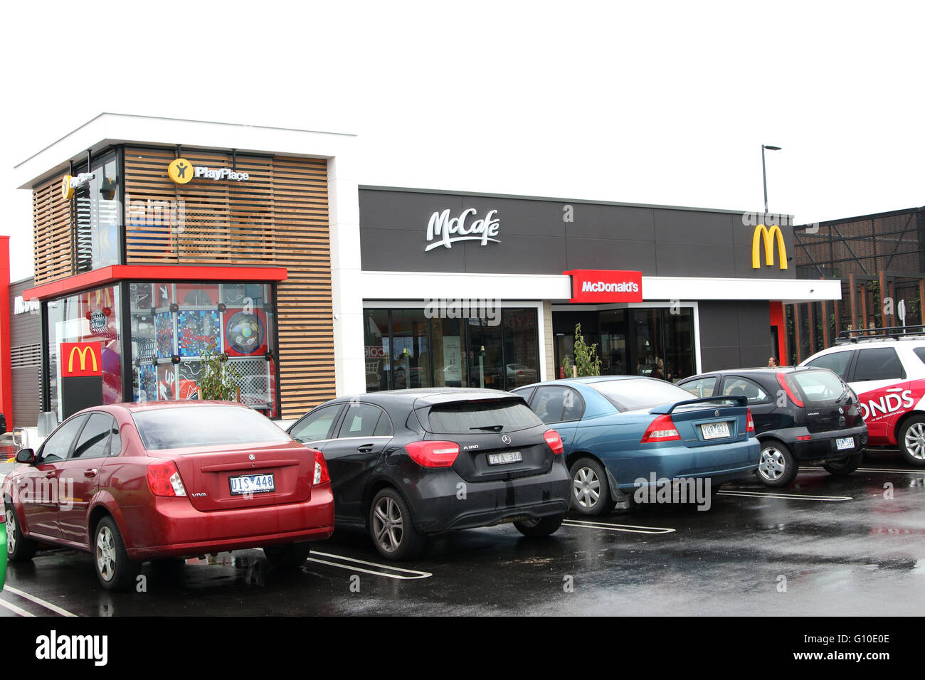 Auto parcheggiate fuori ristorante McDonald's in Melbourne Victoria Australia Foto Stock