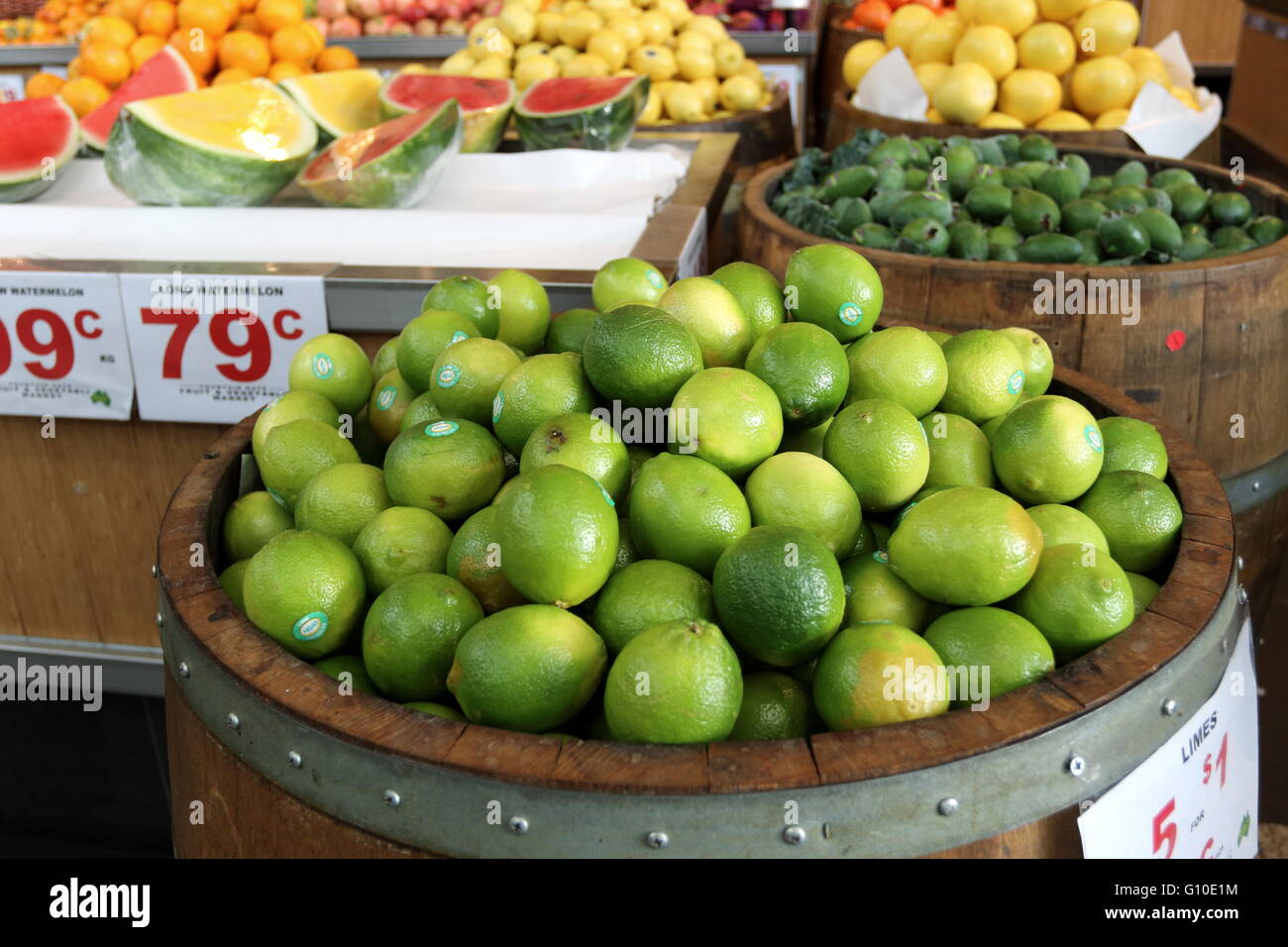 Fresh Tahitian limette per la vendita a livello locale droghiere verde Foto Stock