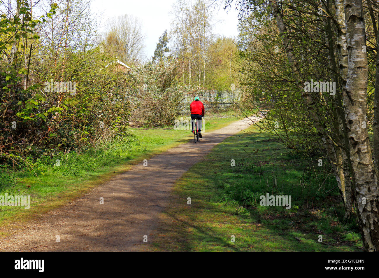 Un ciclista sulla Marriott il modo della distanza lungo la via a Lenwade, Norfolk, Inghilterra, Regno Unito. Foto Stock