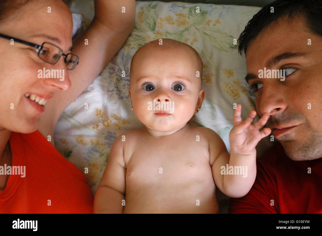 Famiglia caucasica sorridente sul letto Foto Stock