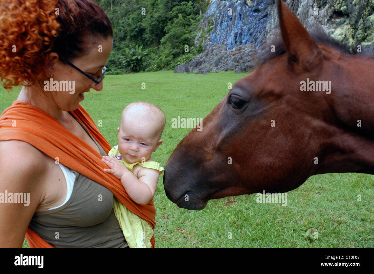 Madre con bambino e un cavallo nella preistoria murale, Pinar del Rio, Cuba. Dipinto nella parete di una scogliera è una delle attrazioni famose nel punto di riferimento Foto Stock