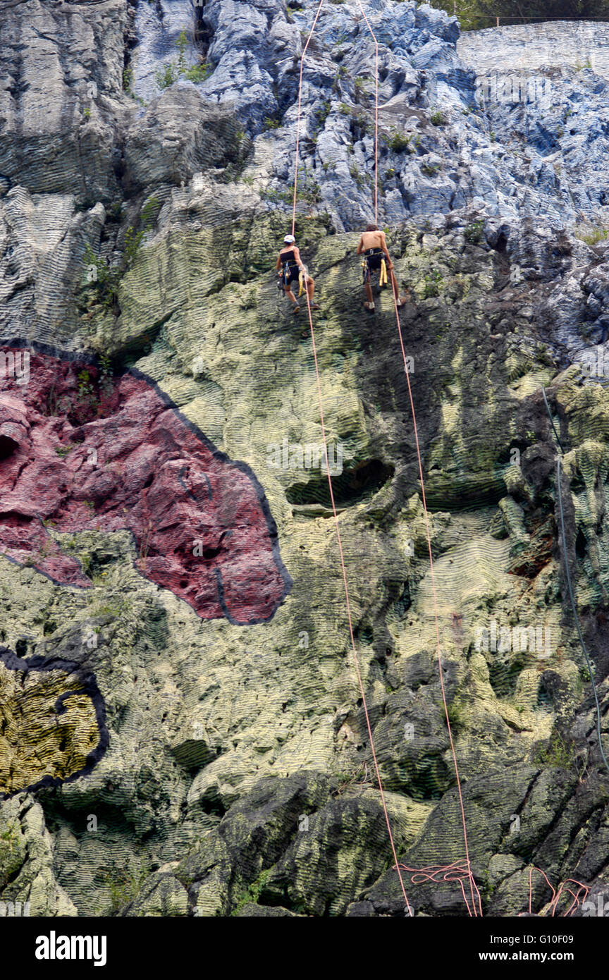 Arrampicata a Vinales, Valley in Pinar del Rio, Cuba è un sito Patrimonio Mondiale dell'Unesco dal 1999 la preistoria murale dipinto nella parete di una scogliera è una delle attrazioni famose nel punto di riferimento Foto Stock