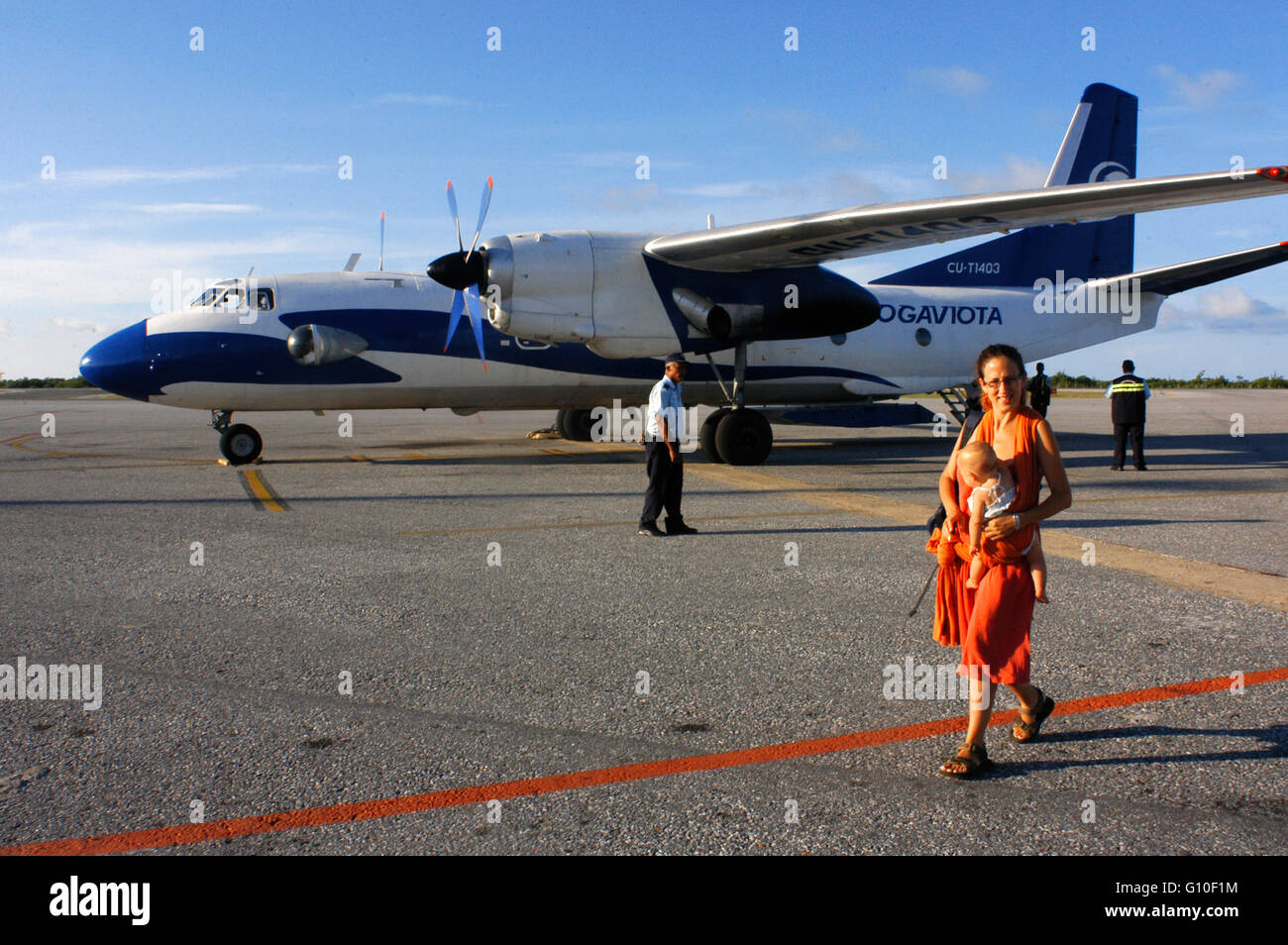 Aerogaviota volo nell'Avana aeroporto a Cayo Largo - Vilo Acuña International (CYO). Un Antonov-26. Foto Stock