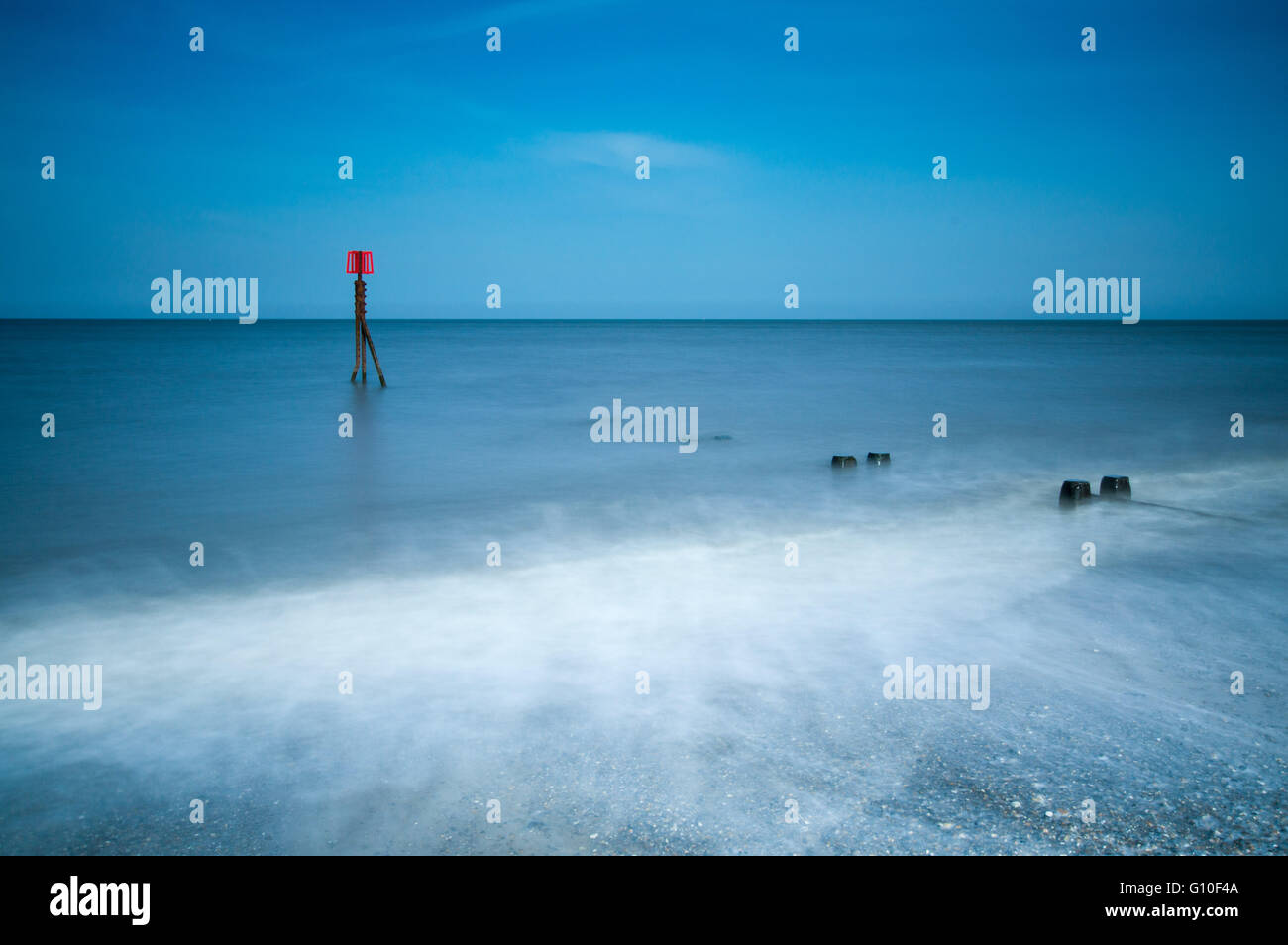 Onde in rotolamento sulla costa di Norfolk Foto Stock