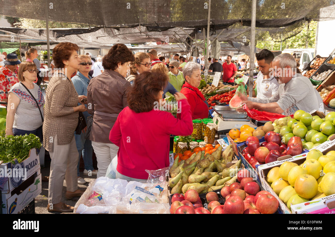 People shopping nel mercato alimentare per la frutta e la verdura, Marbella mercato, Andalusia Spagna Europa Foto Stock