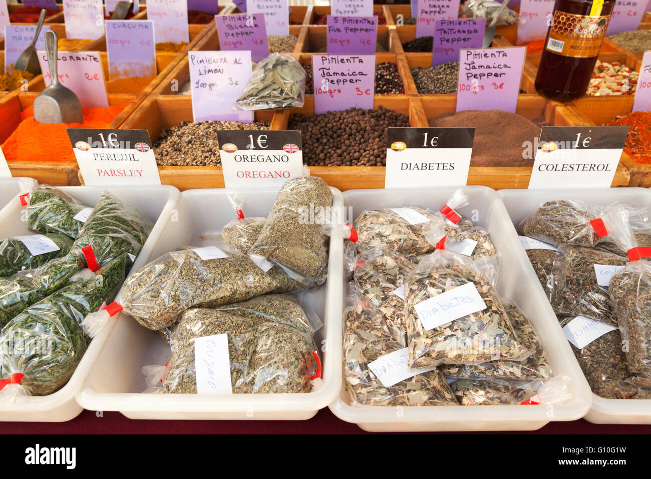 Erbe e spezie per uso medico nel diabete e colesterolo alto, Marbella mercato, Andalusia, Spagna Foto Stock