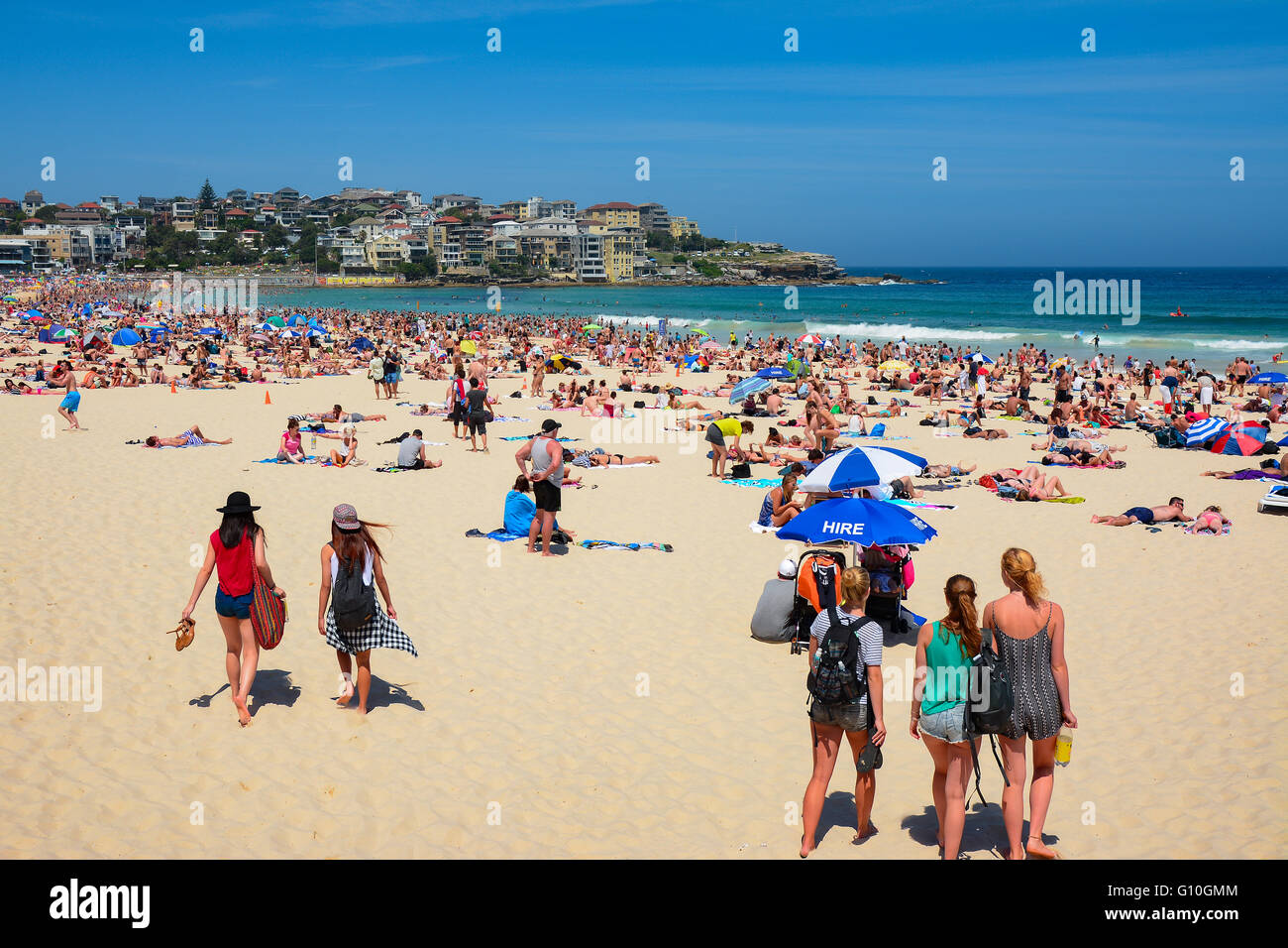 La gente sulla spiaggia Bondi per la vacanza in estate, Sydney, Nuovo Galles del Sud, Australia Foto Stock