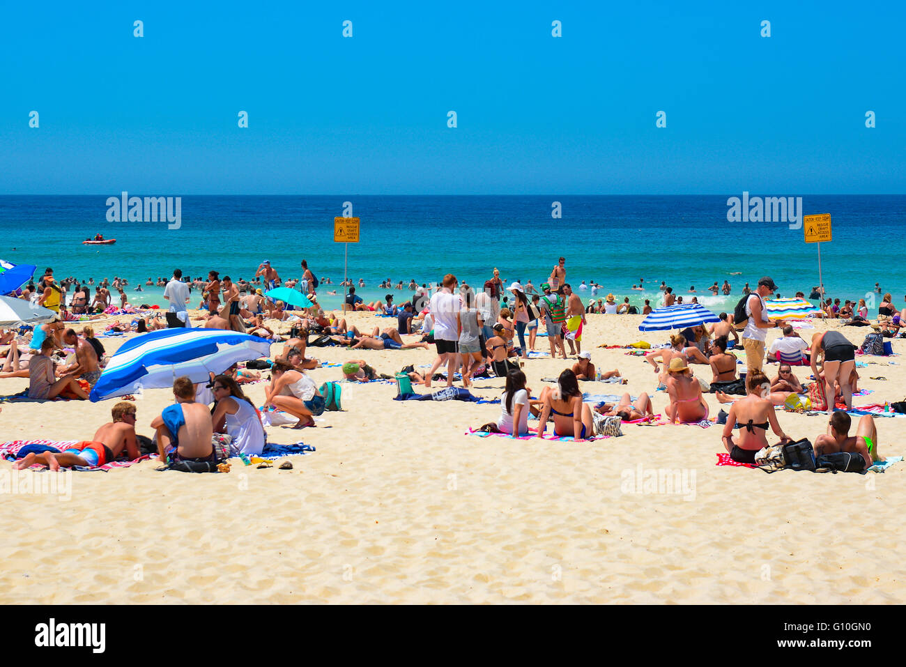 La gente sulla spiaggia Bondi per la vacanza in estate, Sydney, Nuovo Galles del Sud, Australia Foto Stock