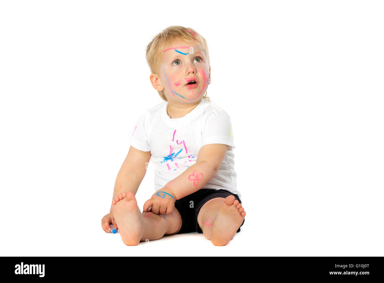 5 anni vecchio ragazzo giocando con la vernice, isolato su bianco Foto Stock