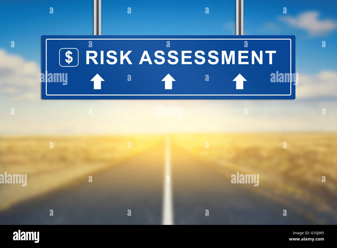La valutazione del rischio di parole sul cartello blu con sfondo sfocato Foto Stock