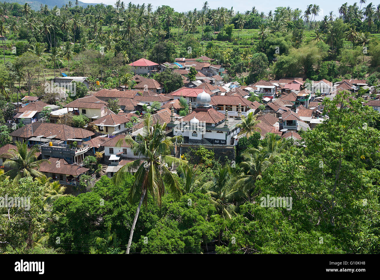 Vista superiore del vecchio quartiere di Amlapura e moschea Bali Indonesia Foto Stock