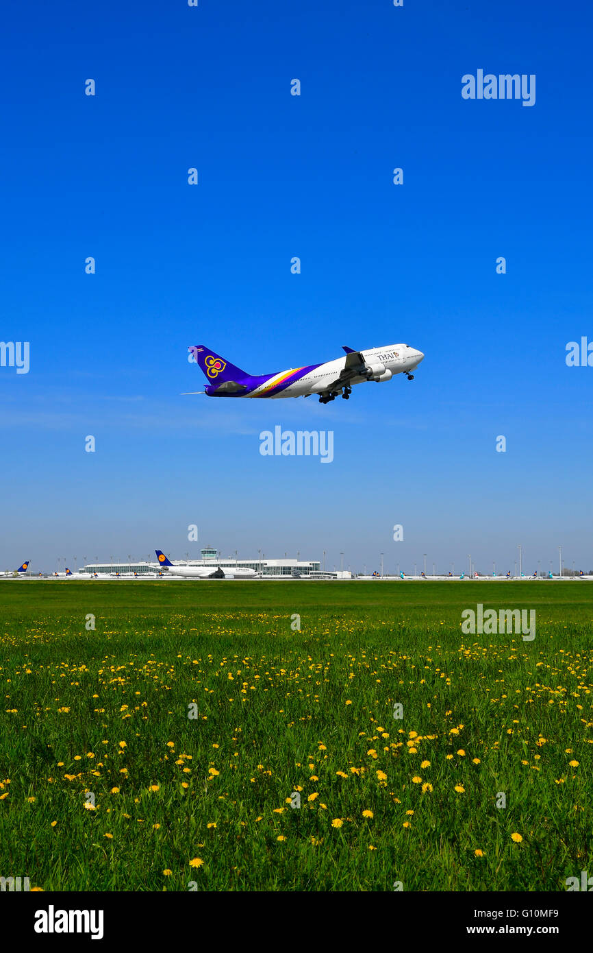 Thai Airways, Boeing, B 747- 400, aereo, piano, di prendere, decollo, pista, Terminale, satellite, tower, Aeroporto di Monaco di Baviera, Foto Stock