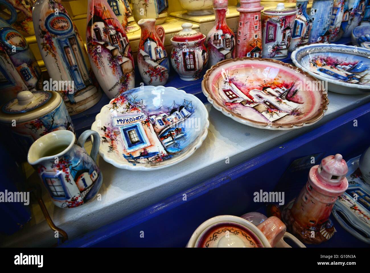 Piatti decorativi in vendita nel negozio, Mykonos, Grecia Foto stock - Alamy