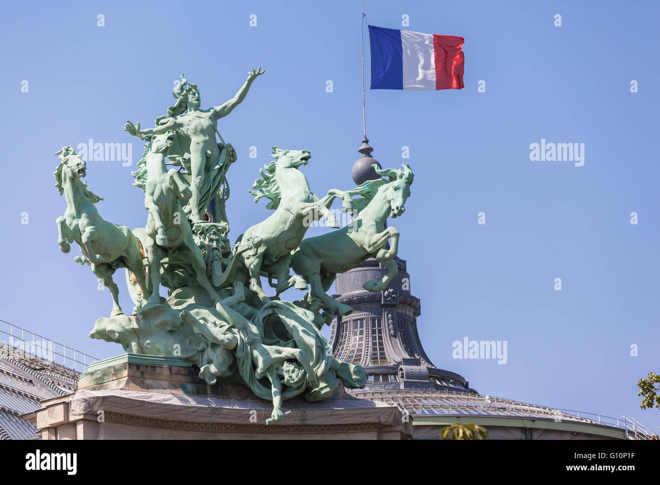 Bandiera francese e la scultura sulla sommità del Grand Palais a Parigi, Francia Foto Stock