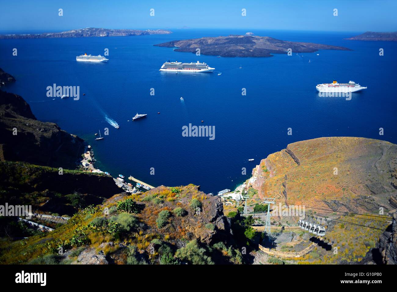 Viste del mare e le navi da crociera da Santorini Foto Stock