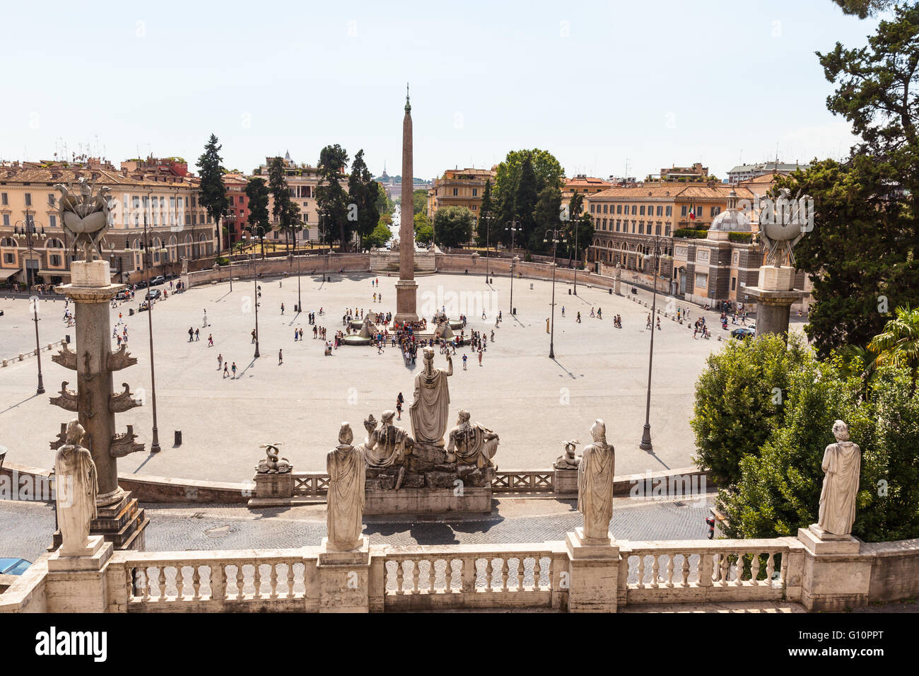 Vista della piazza del Popolo (Piazza del Popolo) in Roma, Italia. Al centro della piazza sorge un obelisco egiziano di Ramess Foto Stock