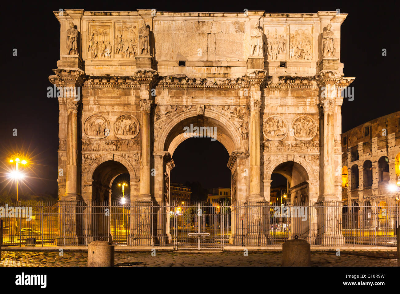 Vista notturna di Arco di Costantino vicino al Colosseo a Roma, Italia Foto Stock