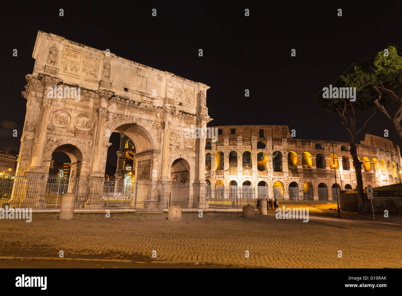 Vista notturna di Arco di Costantino e il Colosseo a Roma, Italia Foto Stock