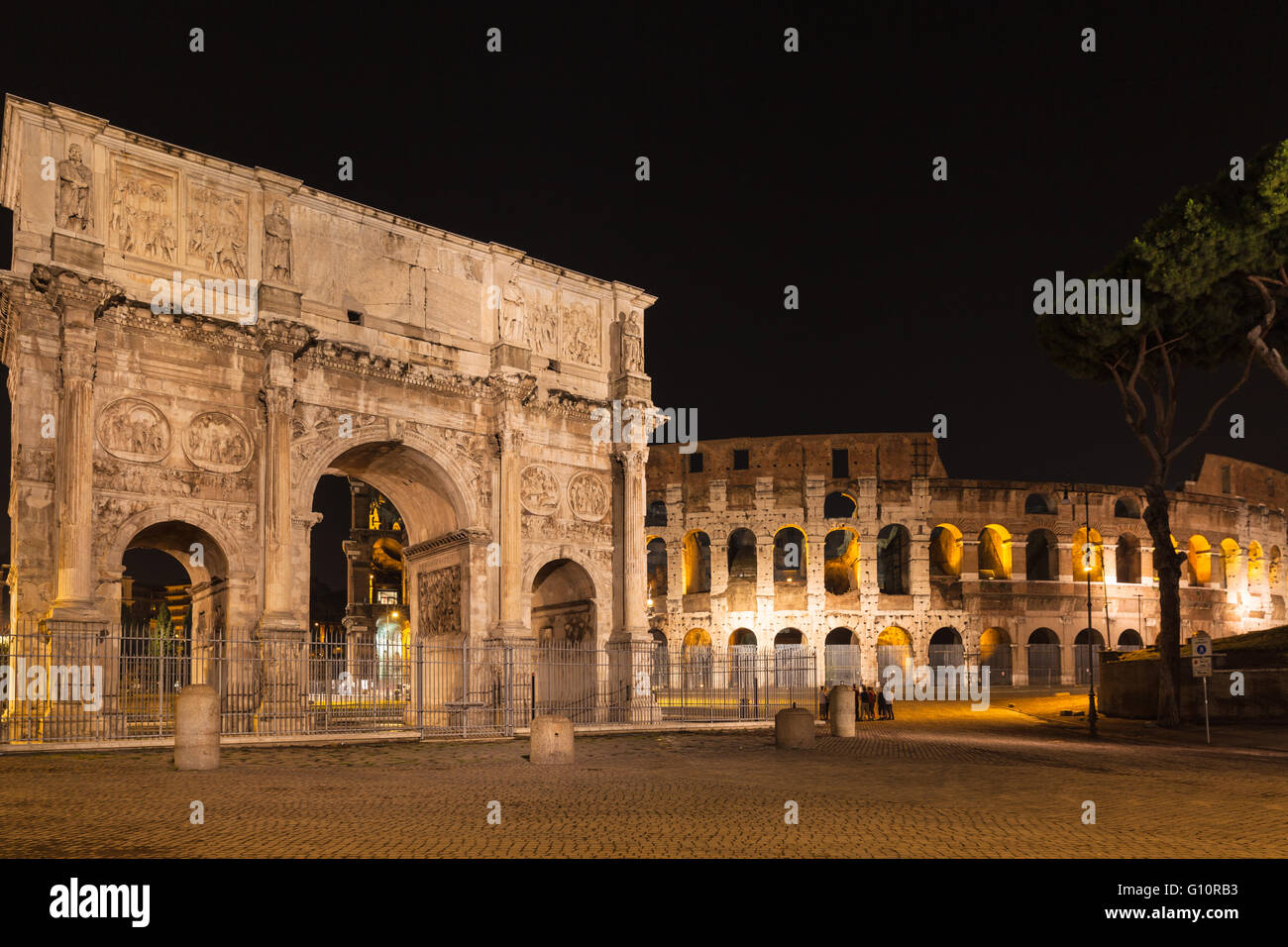 Vista notturna di Arco di Costantino e il Colosseo a Roma, Italia Foto Stock