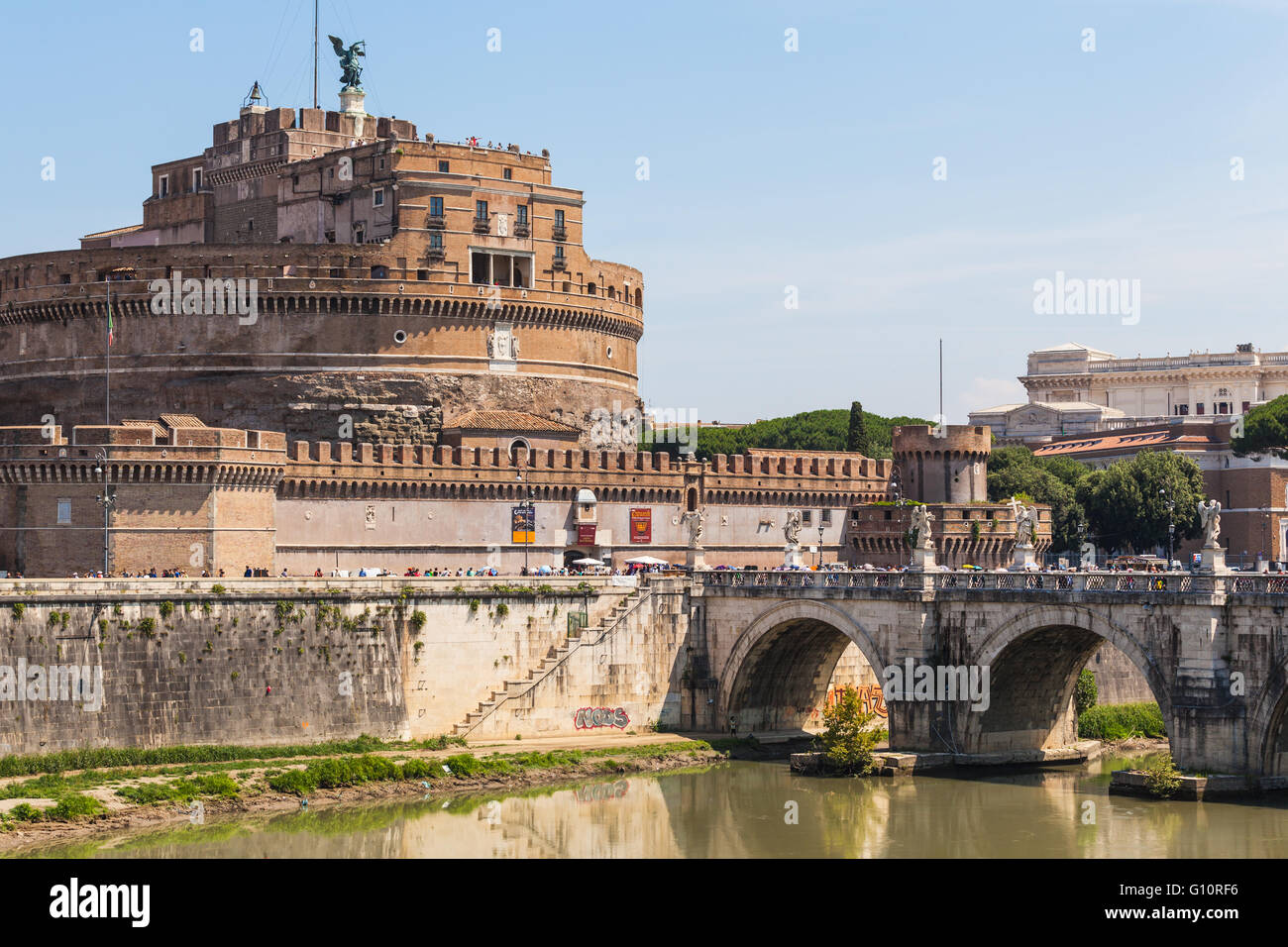 Vista esterna di Castel Sant'Angelo in una giornata di sole, Roma, Italia Foto Stock
