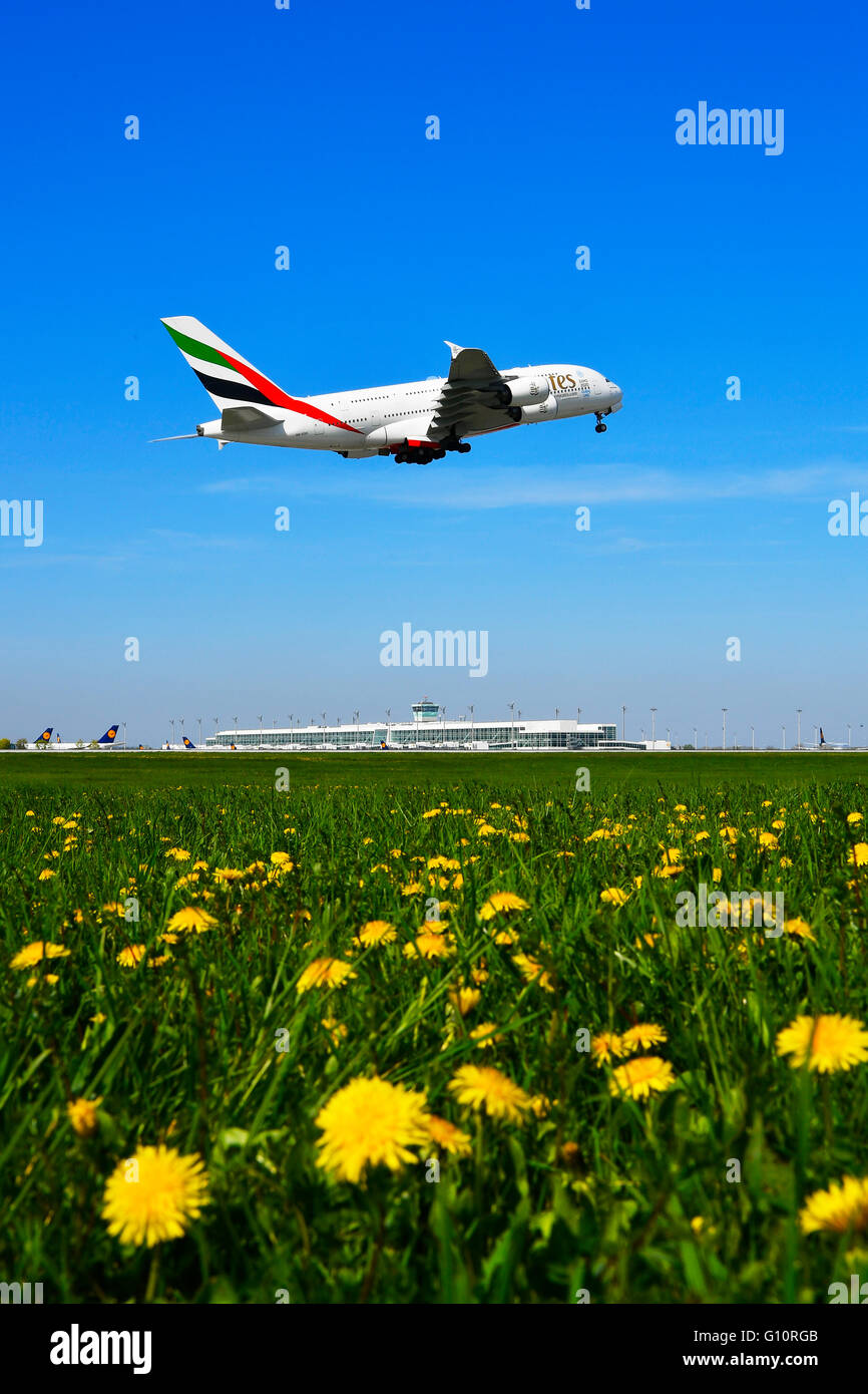 Emirates, Airbus A 380, A380-800, 380 - 800, aereo, piano, di prendere, decollo, pista, Terminale, satellite, tower Foto Stock