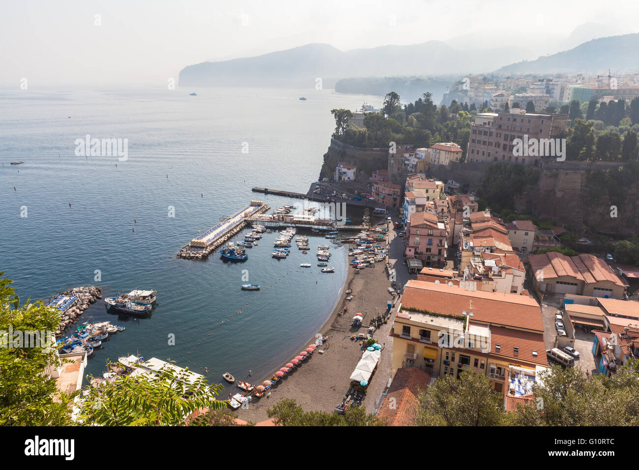 Vista del porto di Sorrento in mattinata sulla Costiera Amalfitana in Italia Foto Stock