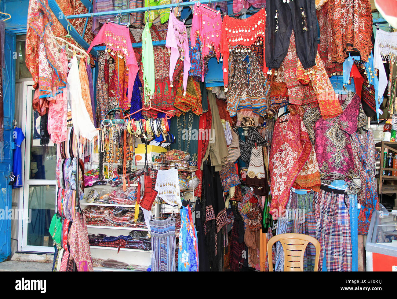 Colorato outdoor shop all'interno del Quartiere Cristiano a Gerusalemme, Israele. Noto anche come il Muristan. Foto Stock