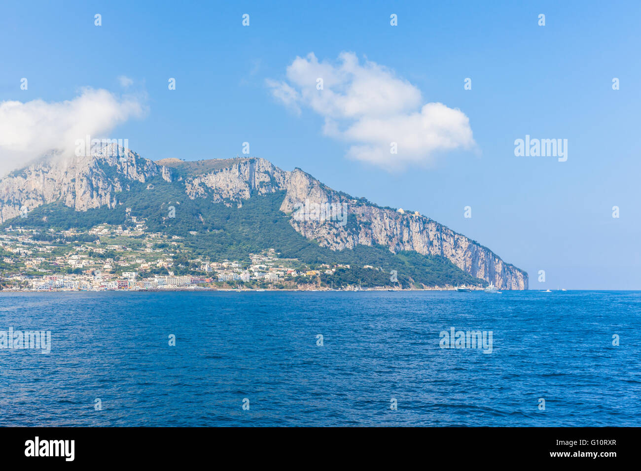 Vista panoramica di Isola di Capri in barca dal mare Mediterraneo Foto Stock