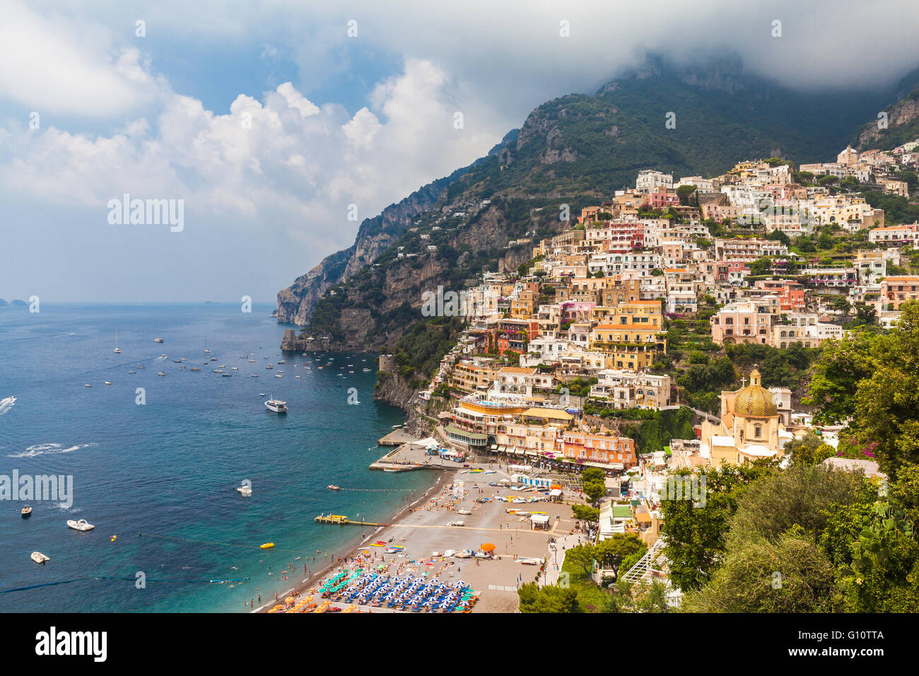 Bellissima vista del case colorate e mare mediterraneo a Positano Foto Stock