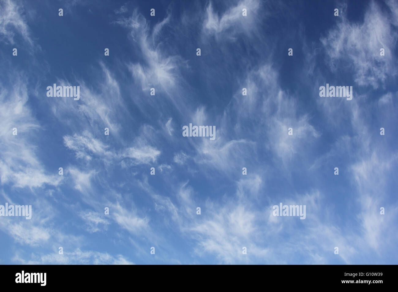 Cloudscape di cirrus uncinus nuvole nel cielo blu Foto Stock