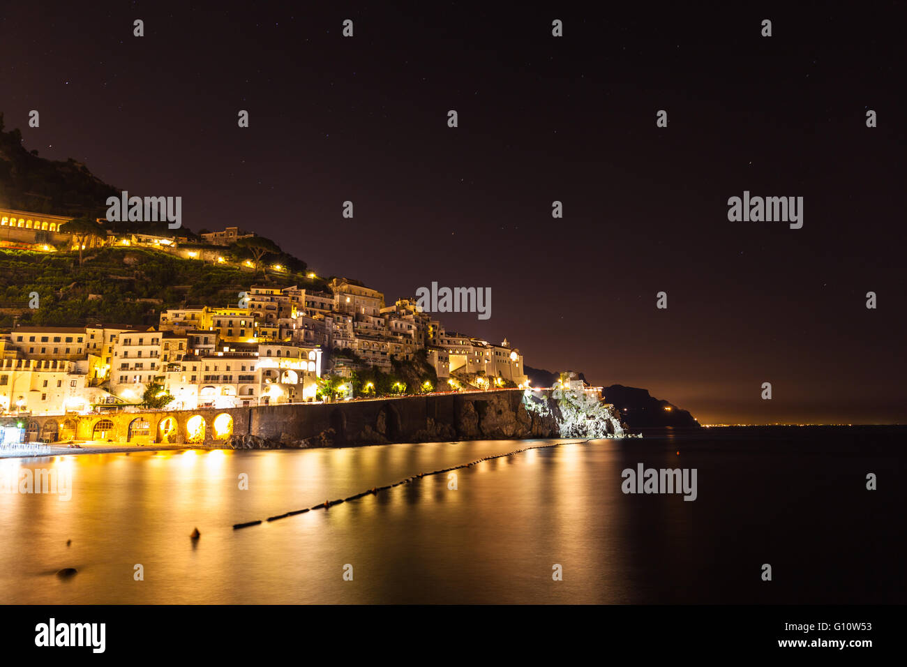 Vista notturna di Amalfi sulla linea costiera del Mar Mediterraneo, Italia Foto Stock