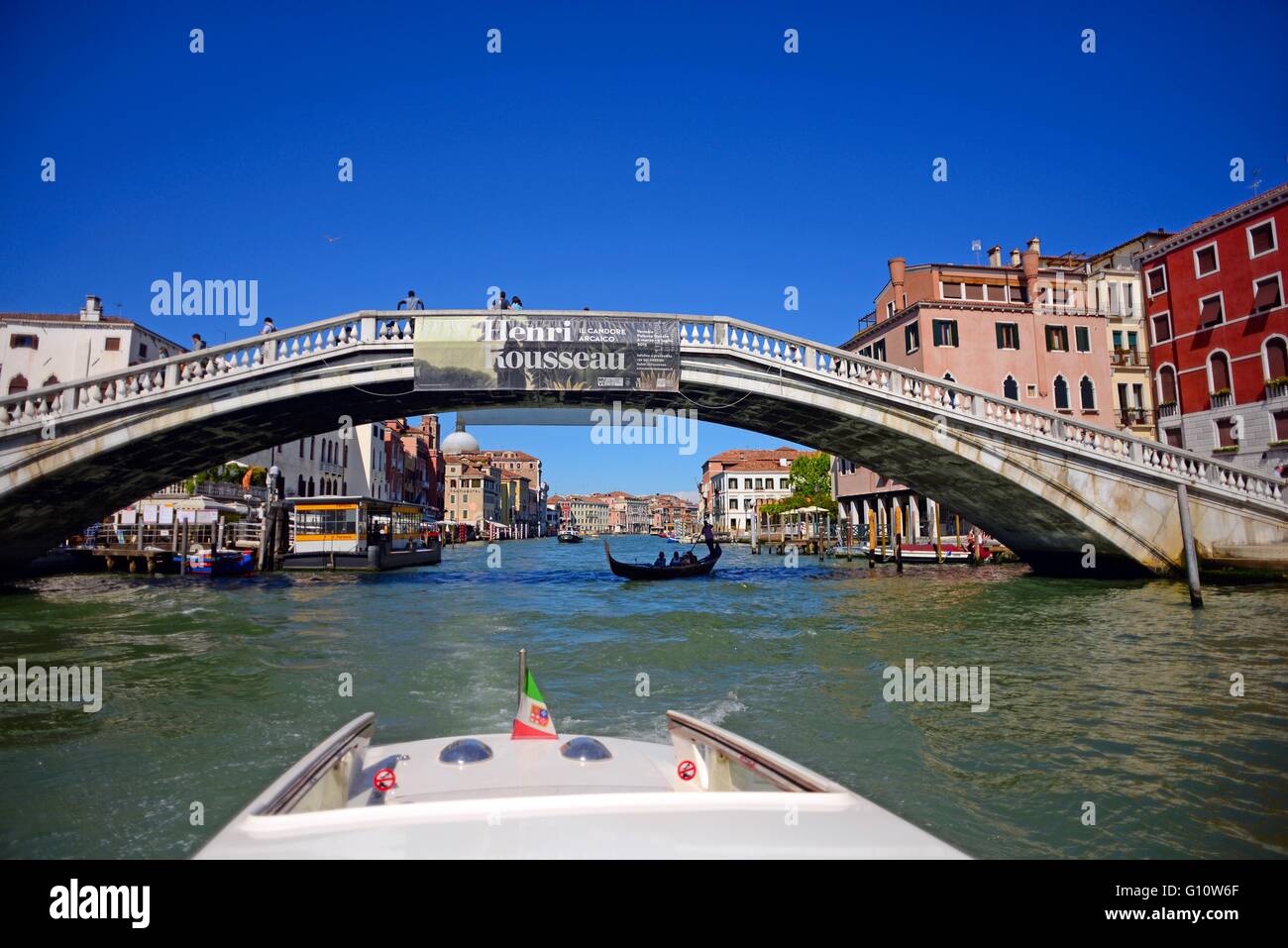 Attraversando il Grand Canal sulla barca, Venezia, Italia Foto Stock