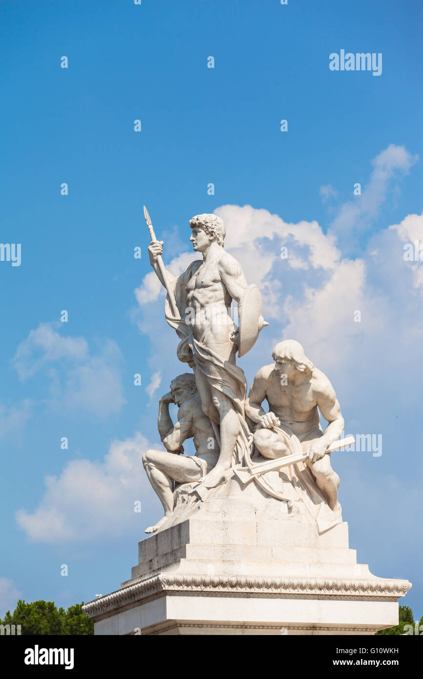 Vista ravvicinata della statua che si trova nella parte anteriore del Monumento Nazionale a Vittorio Emanuele II, Roma, Italia Foto Stock
