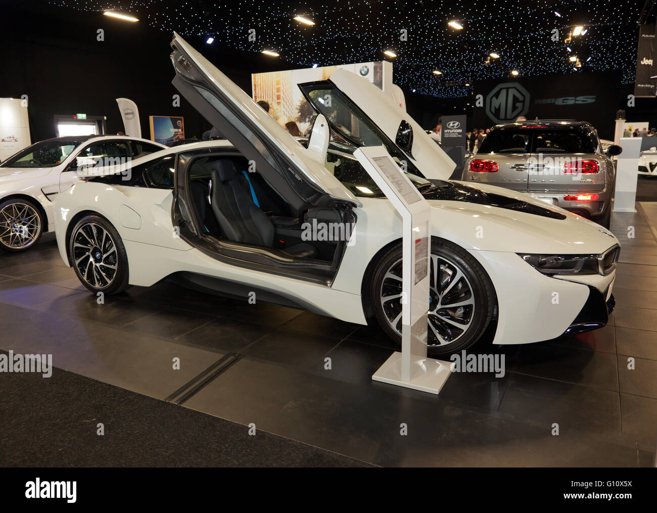 Vista laterale del modello di produzione della BMW i8 plug-in hybrid auto sportiva, in mostra statica al 2016 London Motor Show Foto Stock