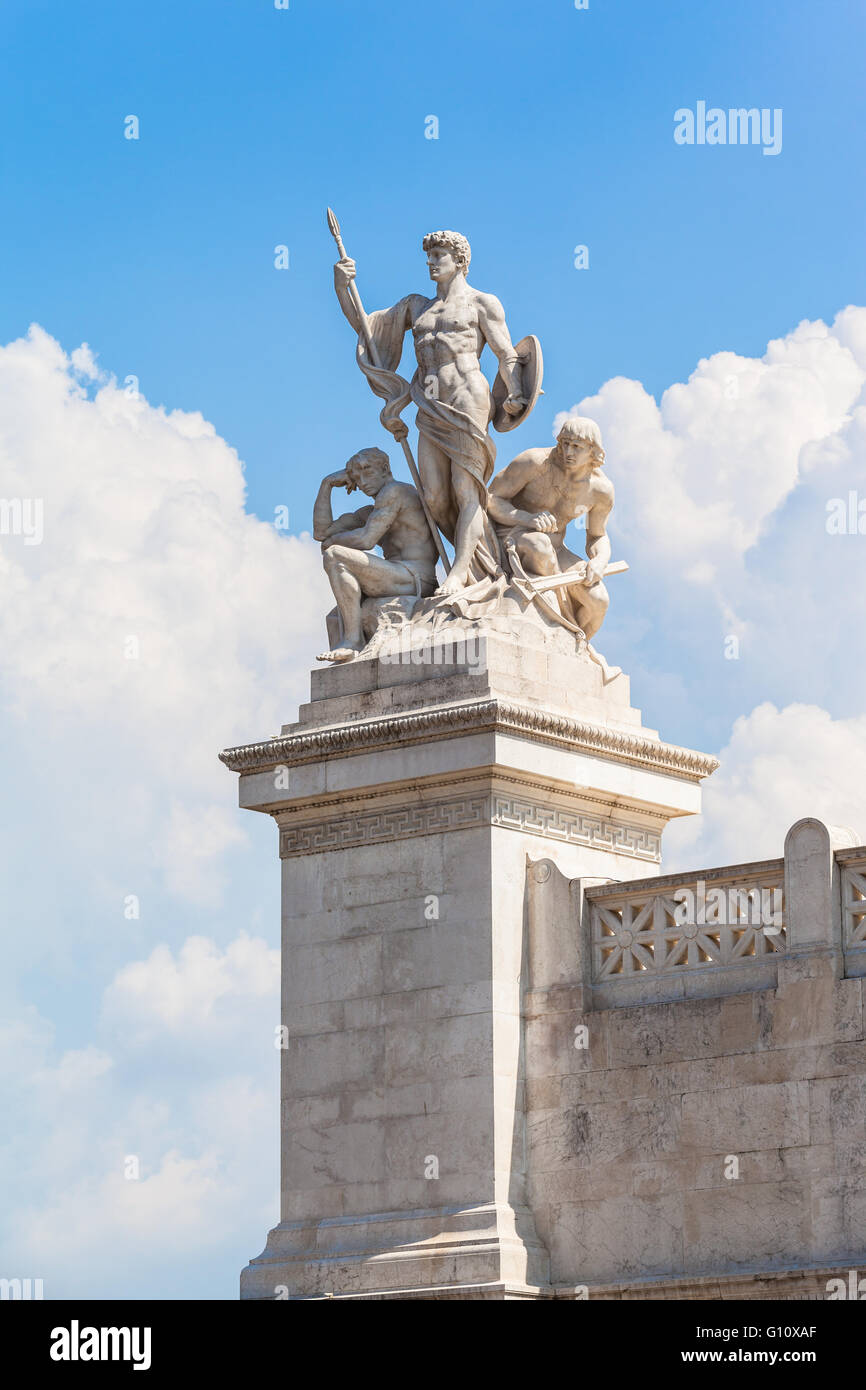 Vista ravvicinata della statua che si trova nella parte anteriore del Monumento Nazionale a Vittorio Emanuele II, Roma, Italia Foto Stock
