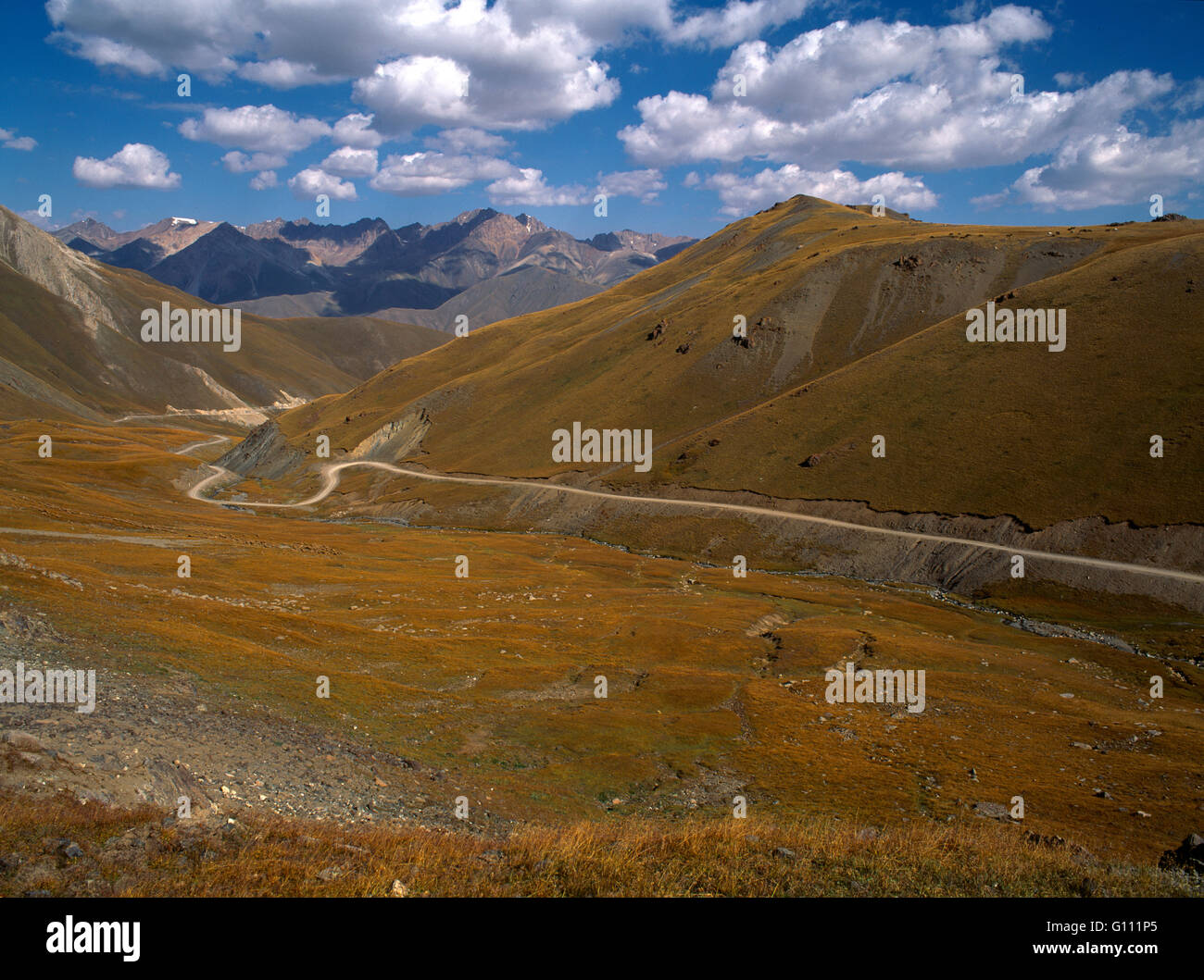 Kirghizistan Tien Shan Centrale strada alla canzone Kul lago paesaggio di montagna Foto Stock