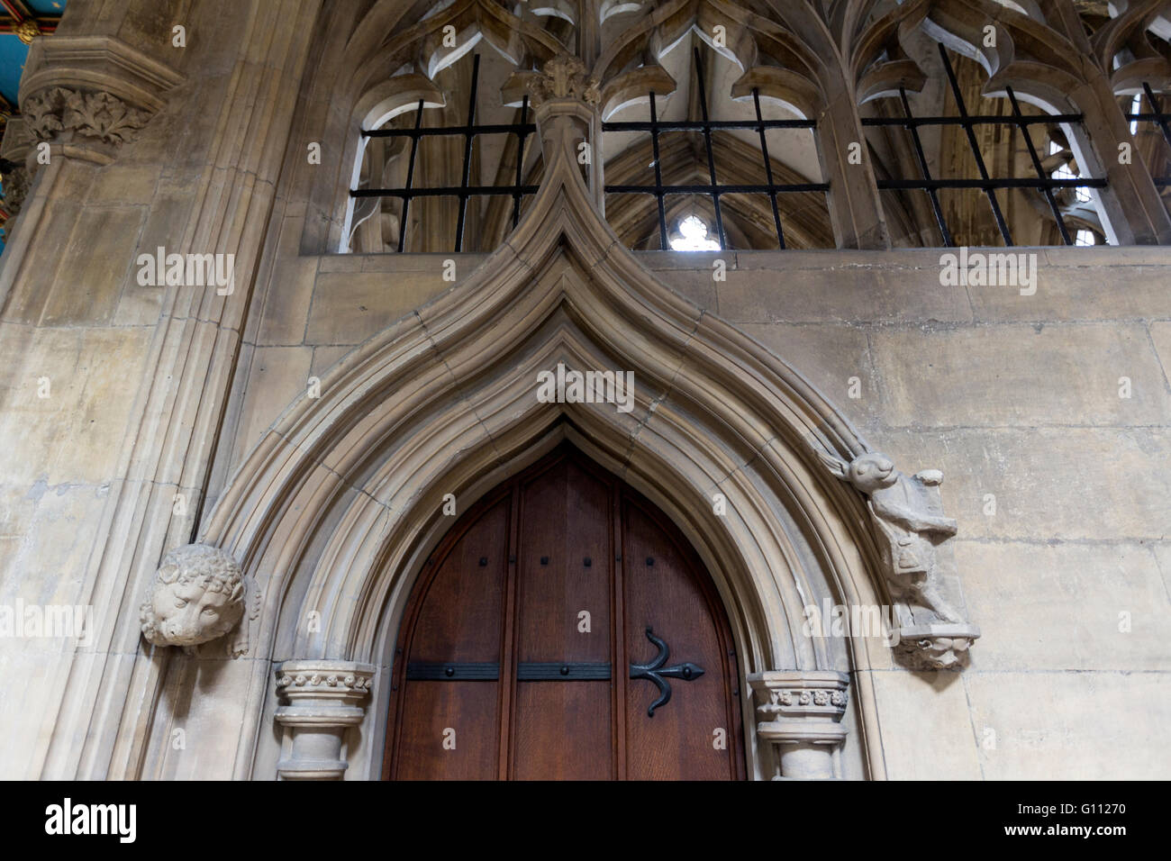 Coniglio pellegrino in pietra scolpita su una porta di ingresso alla Sagrestia nella chiesa di Santa Maria, Beverley, Yorkshire e Humber, Inghilterra, Foto Stock