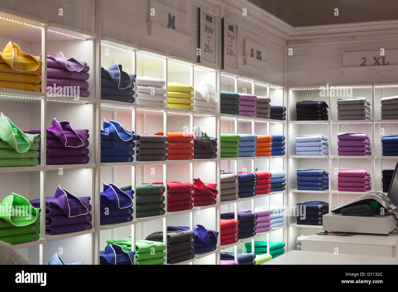 Vista di colorfull sweaterin il negozio di abbigliamento Foto Stock