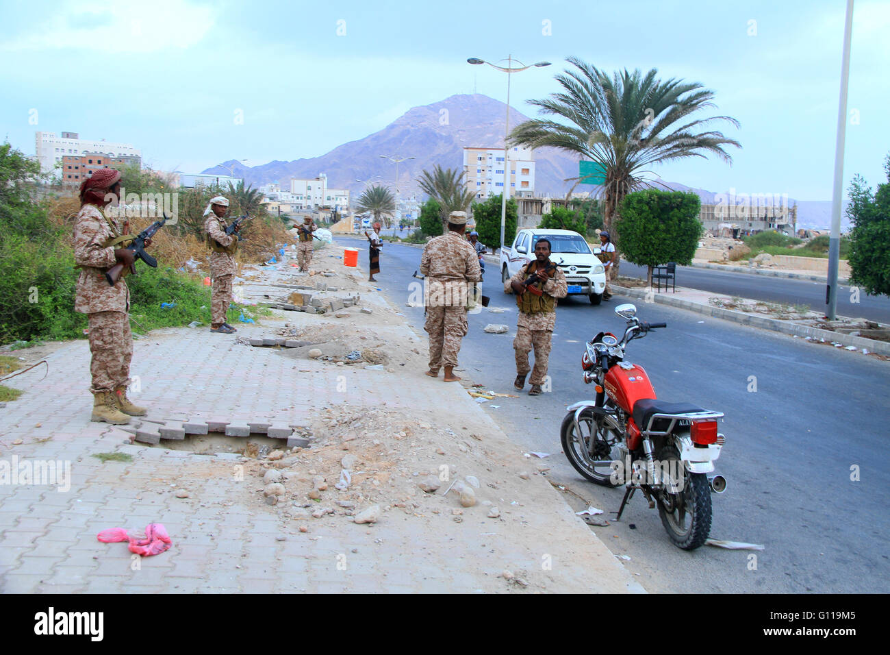 Mokala, Yemen. 02Maggio, 2016. Hadrami elite forces strettamente Mokala guardia città da Al Qaeda tramite la creazione di punti di controllo. © Ibrahim Badawi/RoverImages/Pacific Press/Alamy Live News Foto Stock