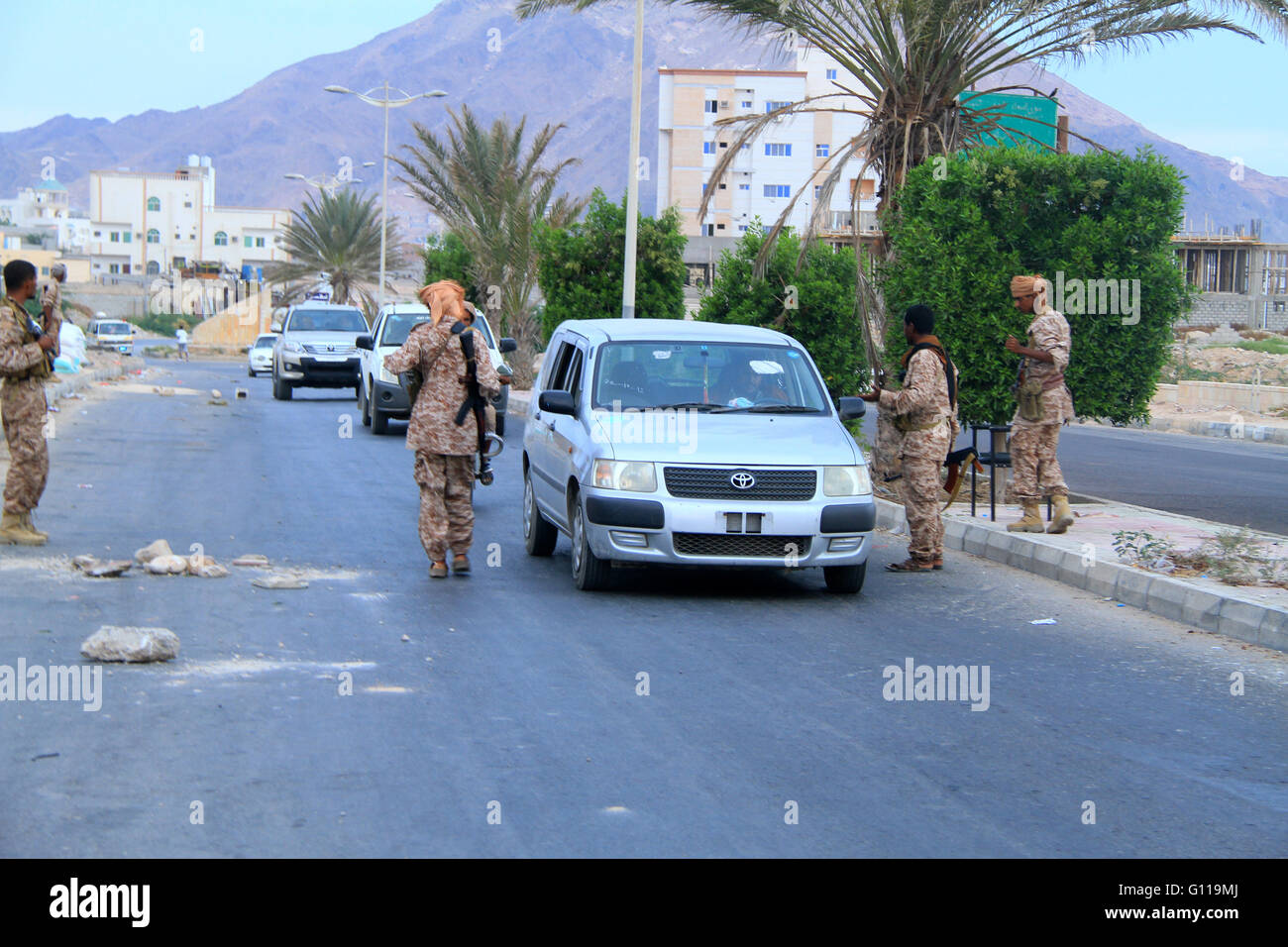 Mokala, Yemen. 02Maggio, 2016. Hadrami elite forces strettamente Mokala guardia città da Al Qaeda tramite la creazione di punti di controllo. © Ibrahim Badawi/RoverImages/Pacific Press/Alamy Live News Foto Stock