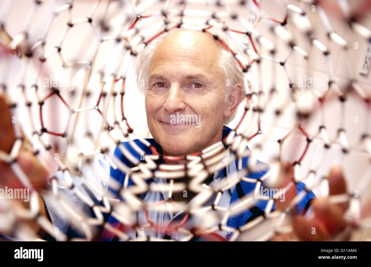 Sussex University di Brighton, Inghilterra, Regno Unito. Settembre 2004. Ritratto di Sir Harry Kroto, uno dei team di farmacisti che ha vinto il premio Nobel in 1996 per scoprire buckyballs o Buckfullerine, atomi di carbonio in forma di una sfera. Egli è in possesso di un modello di buckyball che ha fatto. Sir Harry morì il 30 aprile 2016. Credito: Roger Bamber/Alamy Live News Foto Stock